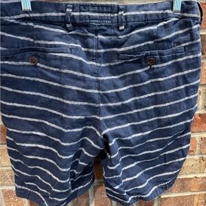 Men’s Abercrombie and Fitch striped linen shorts size 32.